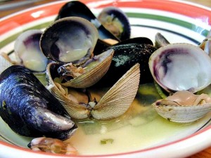 http://www.b12patch.com/blog/importance-of-b12/eating-1000-mcg-of-vitamin-b12-foods-how-many-clams-is-that/